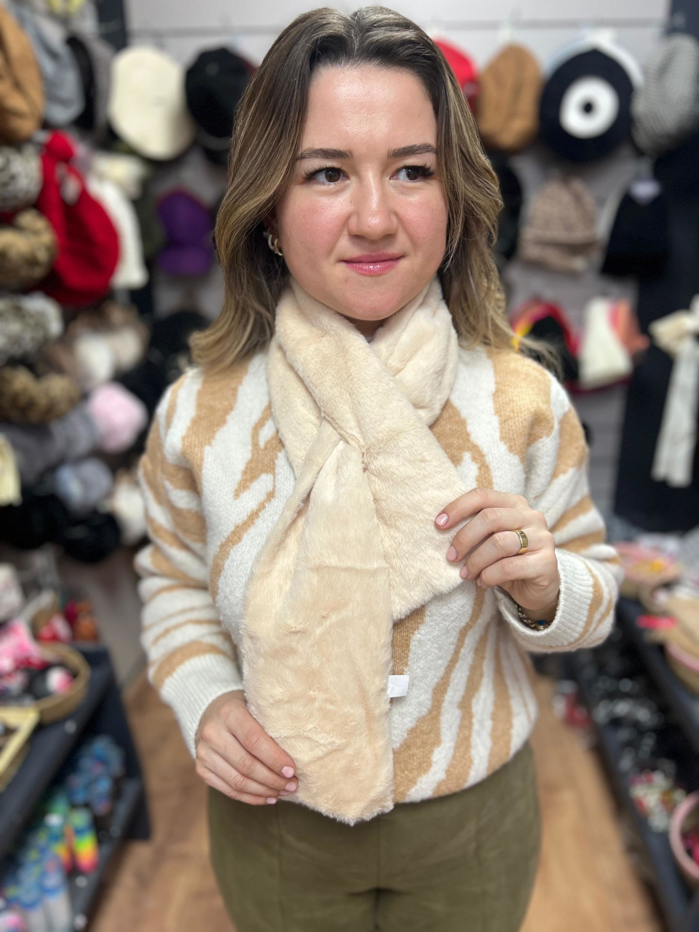 Peluş İçten Geçmeli Atkı Krem Renk