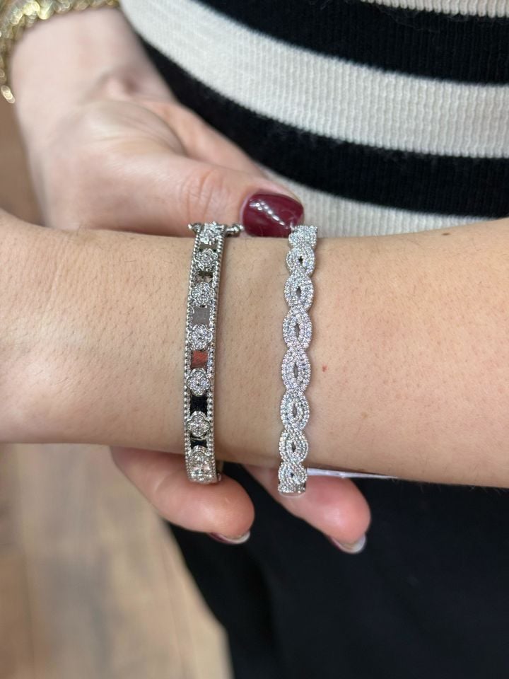 Vip Marka Model Full Taşlı Yonca Model  Gümüş  Renk Kelepçe 60 MM