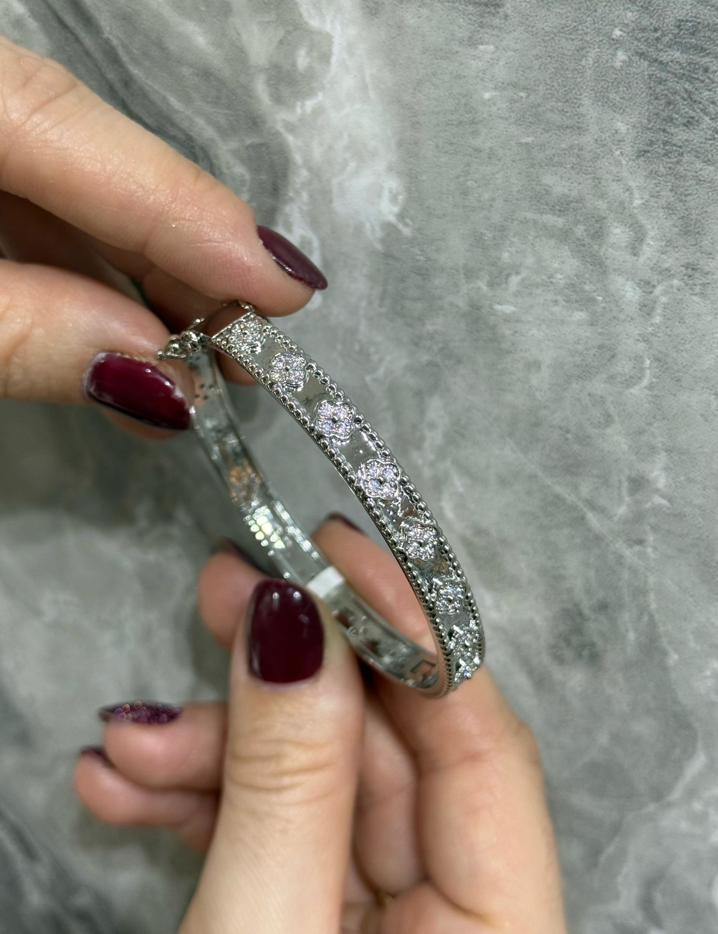 Vip Marka Model Full Taşlı Yonca Model  Gümüş  Renk Kelepçe 60 MM