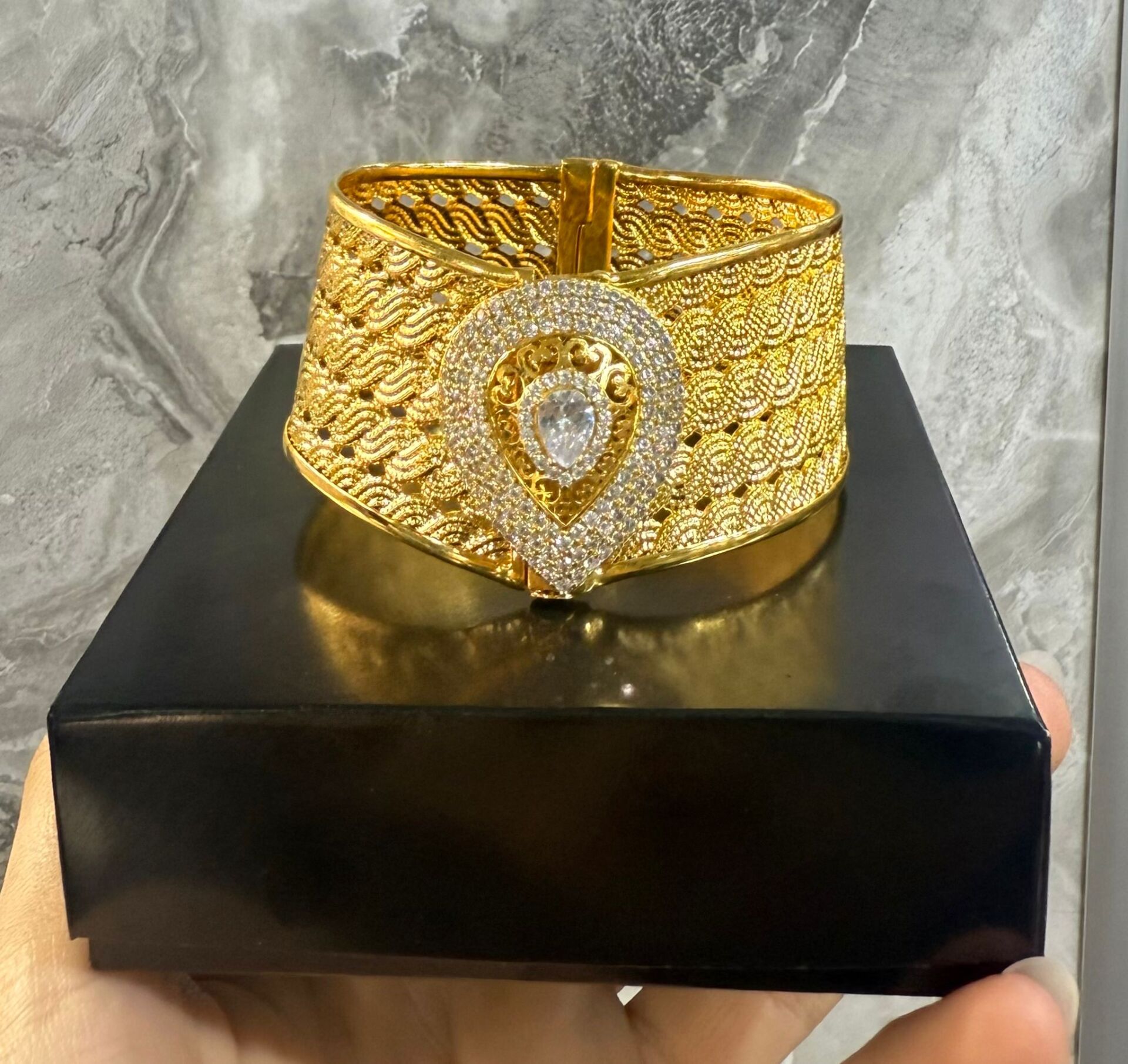 22K ALTIN KAPLAMA TRABZON HASIR KELEPÇE  TAŞLI TUĞRALI 3 CM