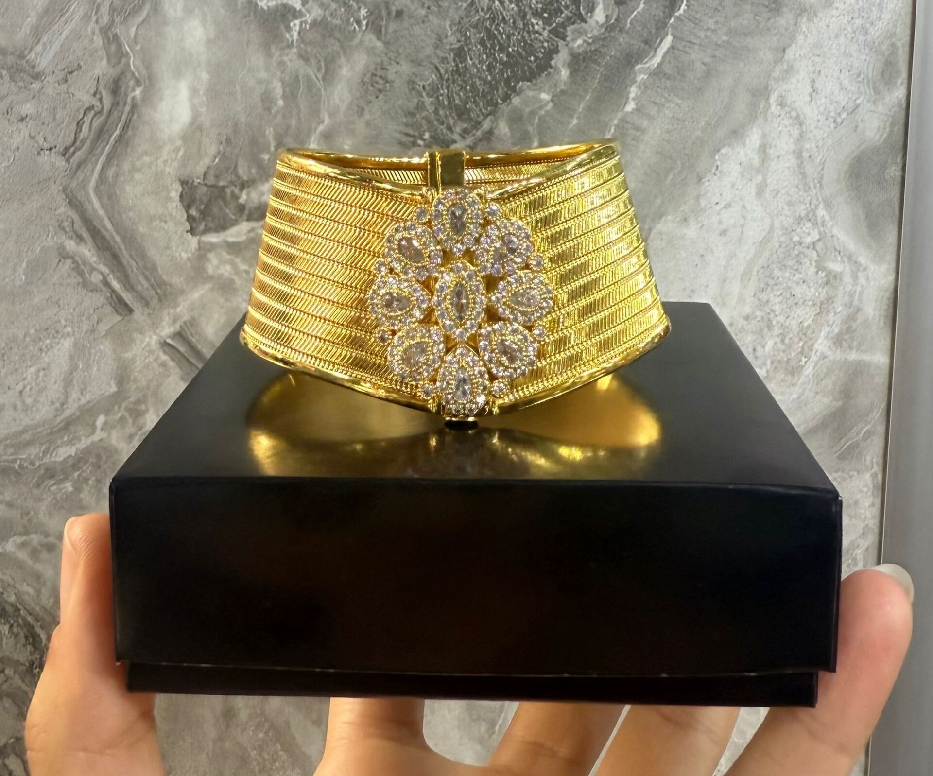 22K ALTIN KAPLAMA TRABZON HASIR KELEPÇE  TAŞLI 9 SIRA  3 CM