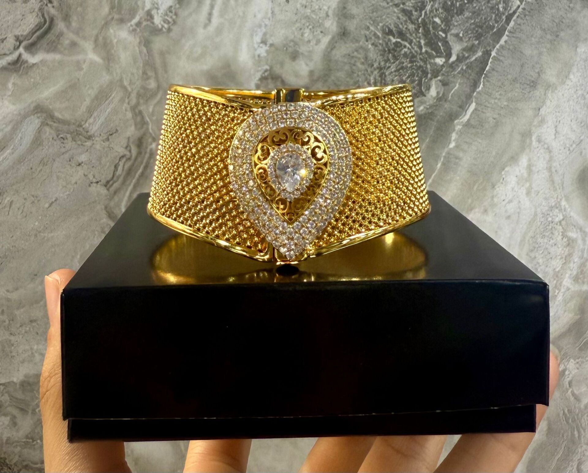 22K ALTIN KAPLAMA TRABZON HASIR ÖRME TAŞLI KELEPÇE  3 CM